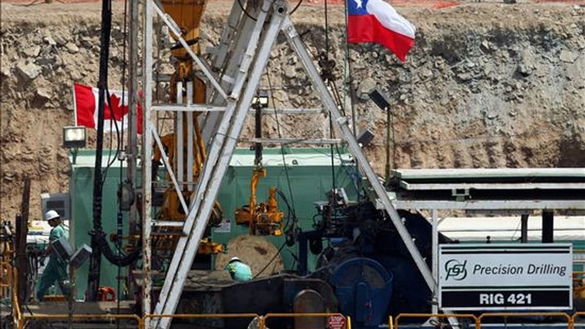 Vista de la plataforma de la máquina petrolera RIG 42 que trabaja en el rescate de los 33 mineros atrapados en la mina San José, cerca de la ciudad de Copiapó, a unos 830 kilómetros de Santiago (Chile). EFE