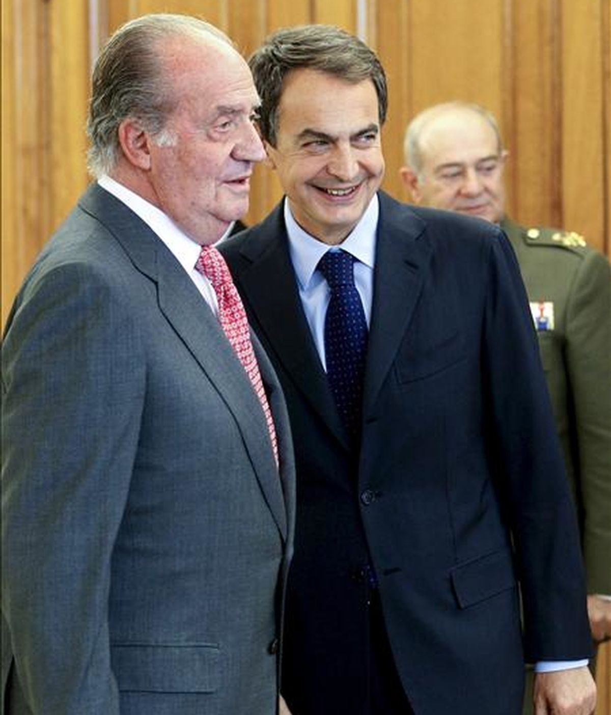 El rey Juan Carlos conversa con el presidente del Gobierno, José Luis Rodríguez Zapatero (d), durante el acto en el que los nuevos ministros prometieron sus cargos, en el Palacio de la Zarzuela. EFE/Archivo