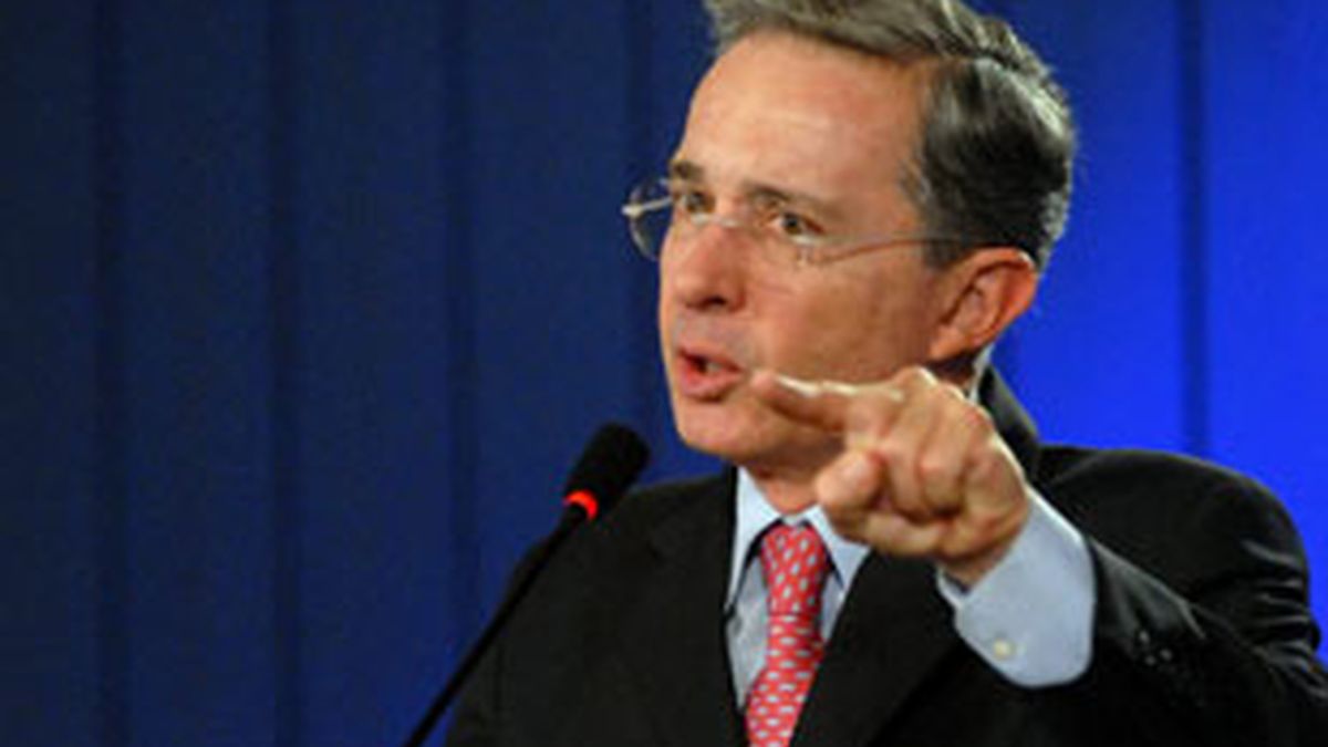 EL presidente colombiano, Álvaro Uribe, durante una rueda de prensa. Foto: EFE.