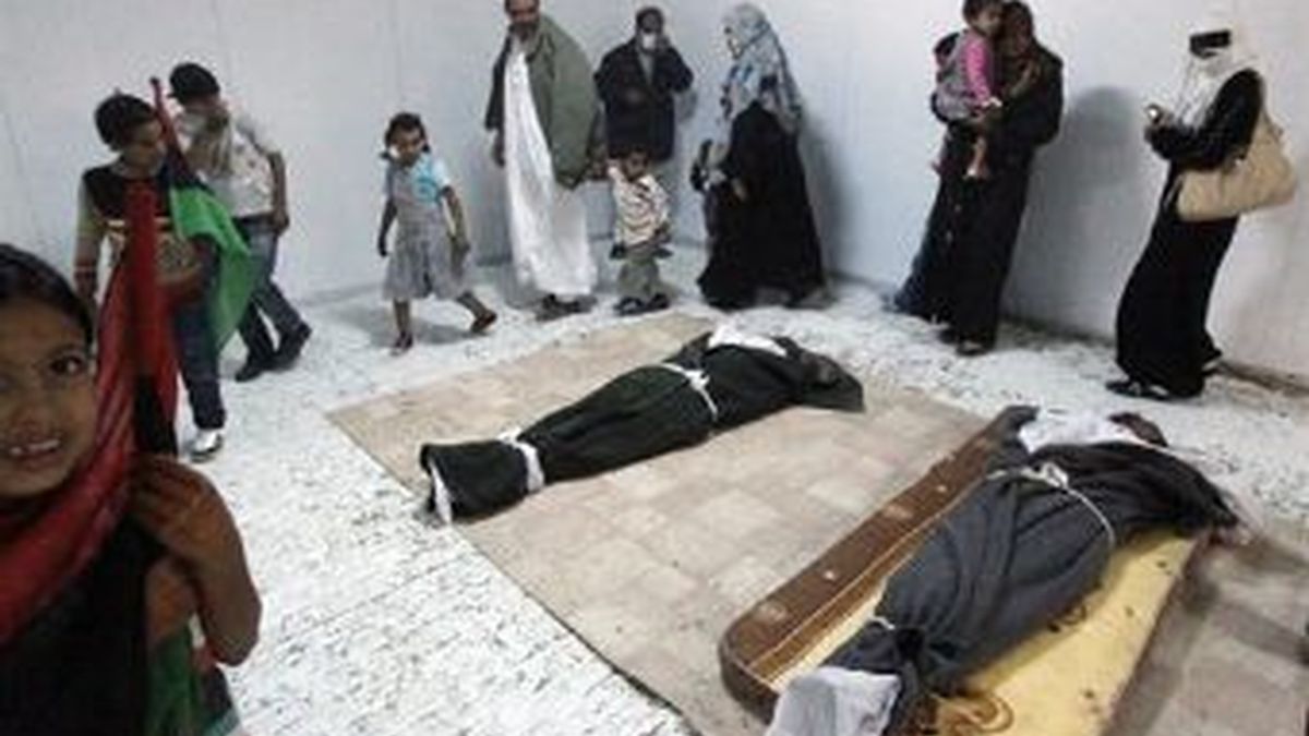 Los cuerpos de Muamar Gadafi, su hijo y su ex ministro de Defensa, fueron exhibidos durante cuatro días en una cámara frigorífica. Foto REUTERS