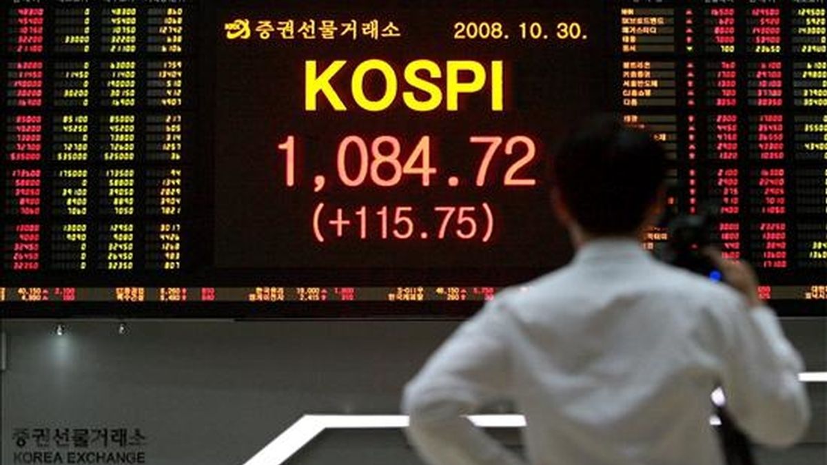 Un inversor en sigue la fluctuación de la bolsa en Seúl, Corea del Sur. EFE