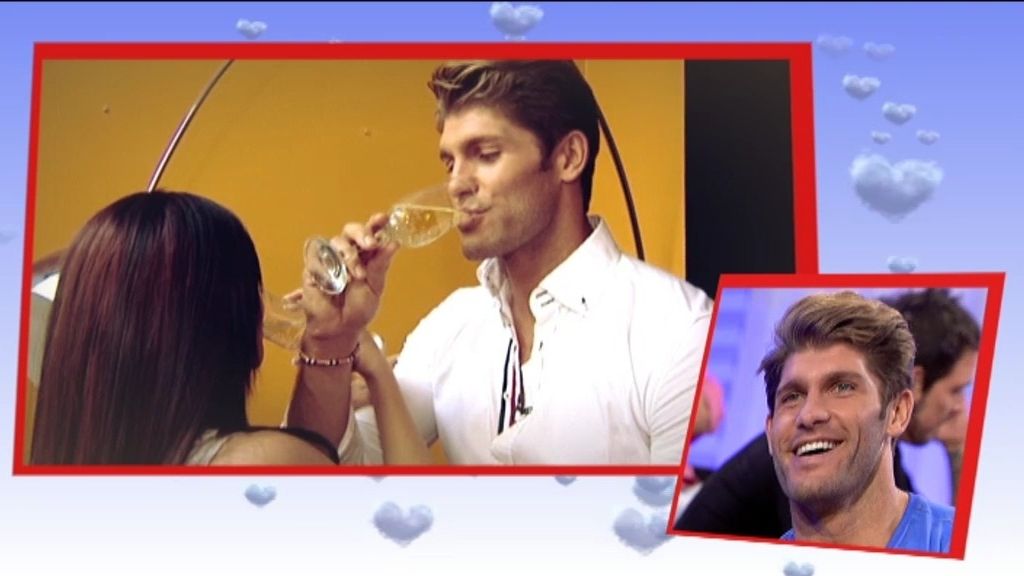 Cena romántica, brindis y velas