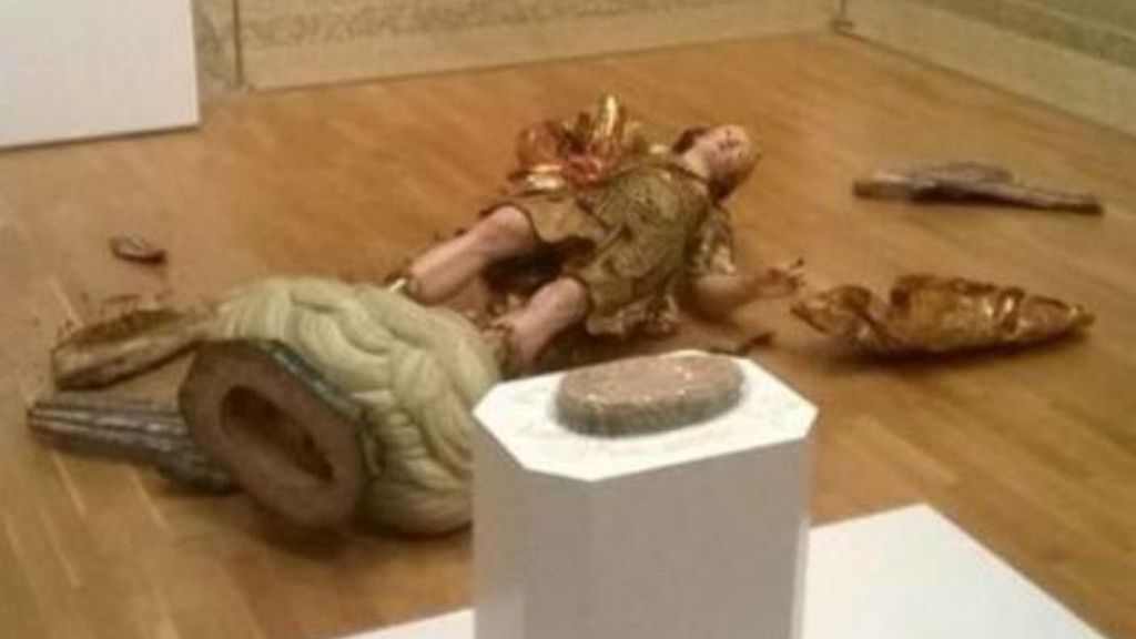 Un turista derriba una talla del siglo XVIII mientras intentaba sacar una foto