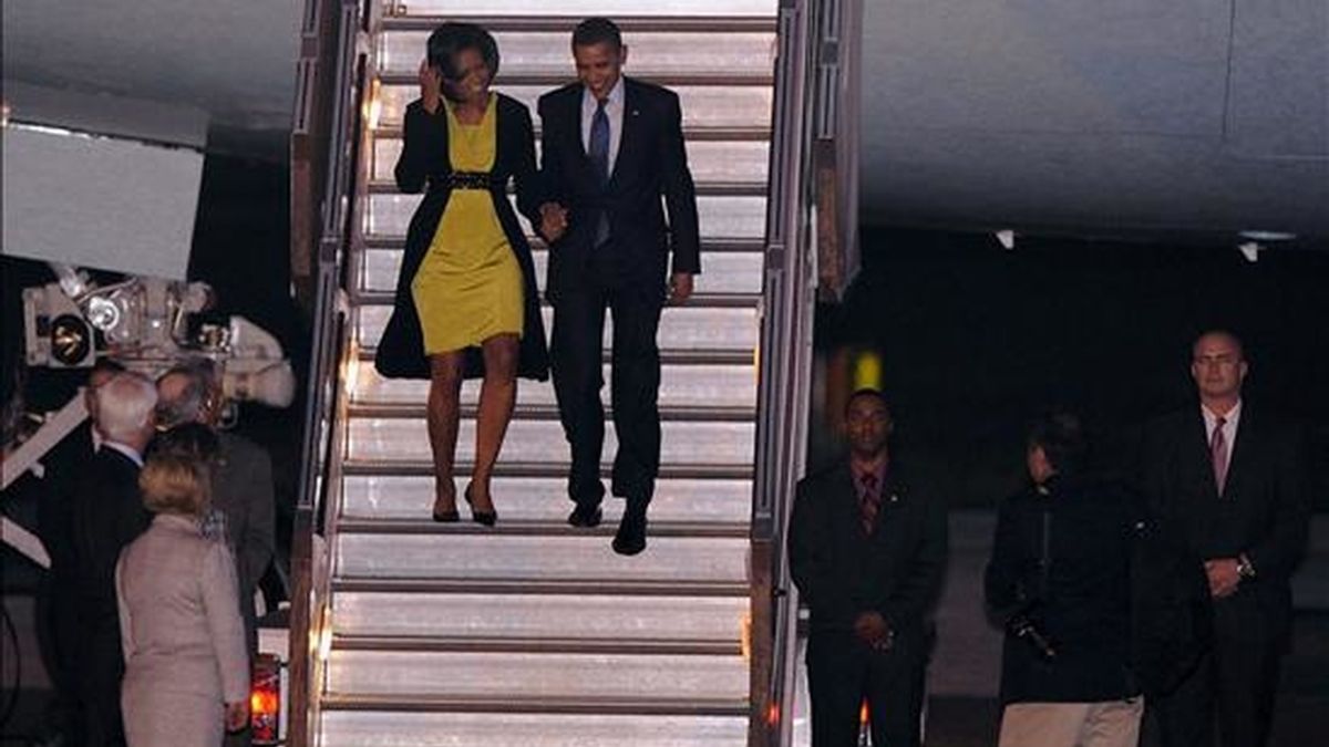 El presidente de EEUU, Barack Obama, y su esposa Michelle descienden del avión presidencial tras aterrizar en el aeropuerto londinense de Stansted. EFE