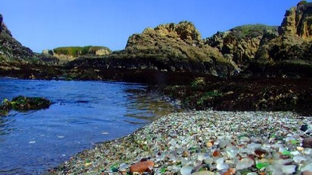 La playa de cristal (California). Una playa hecha de piedrecitas de vidrio pulido