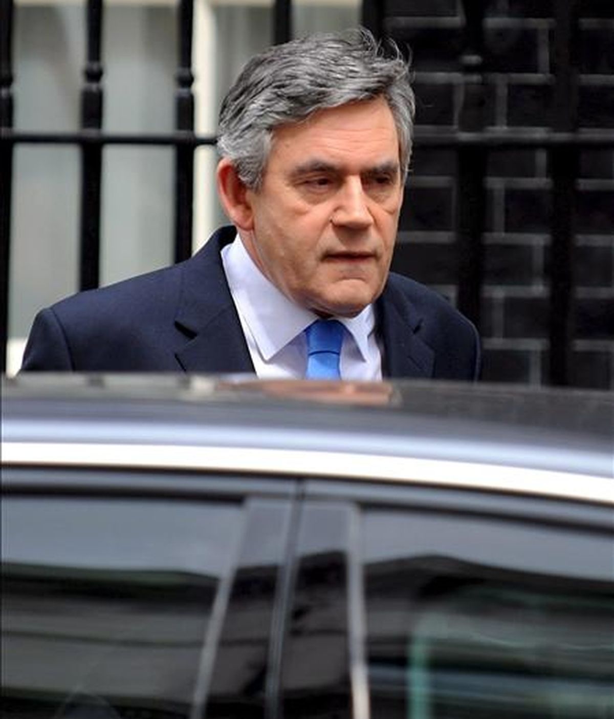El primer ministro británico, Gordon Brown, sale de su vivienda en el número 10 de Downing Street para dirigirse al Parlamento británico, el pasado 21 de mayo. EFE/Archivo