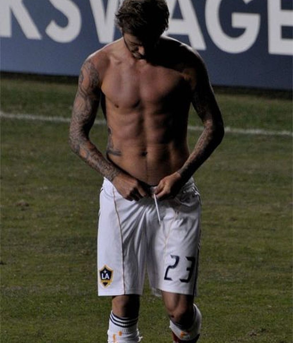 David Beckham, a pecho descubierto