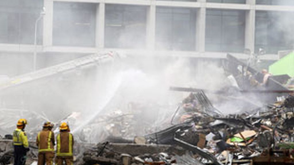 Los bomberos trabajan en los escombros del terremoto. Vídeo: Informativos Telecinco. Los bomberos trabajan en los escombros del terremoto. Vídeo: Informativos Telecinco.