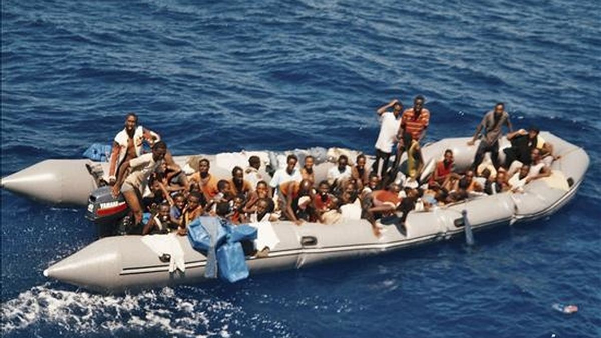 Una embarcación de inmigrantes procedentes de la costa de Libia con dirección a Italia. EFE/Archivo