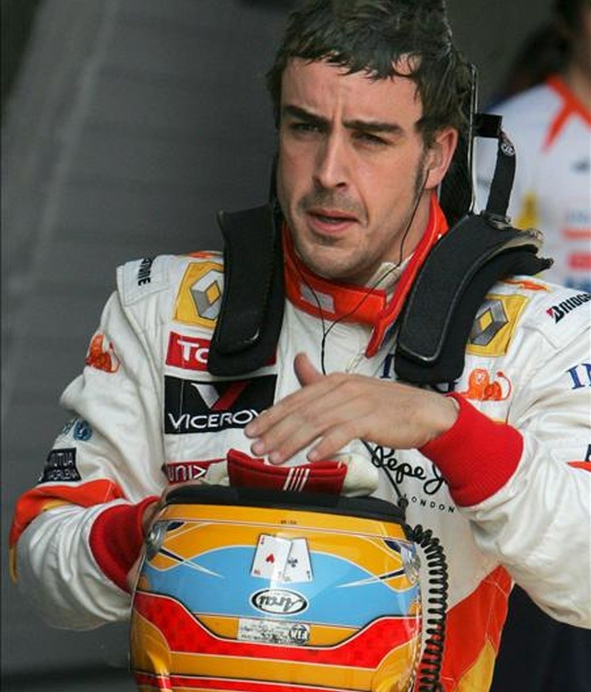 El piloto de Fórmula Uno Fernando Alonso, de Renault, sigue creyendo que puede "luchar por el campeonato". En la imagen, Alonso durante un entrenamiento. EFE/Archivo
