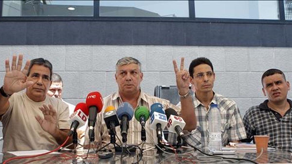Julio César Gálvez, Ricardo González Alfonso, Normando Hernández y Pablo Pacheco (i-d), cuatro de los once disidentes cubanos excarcelados por el régimen castrista que han llegado a España. EFE
