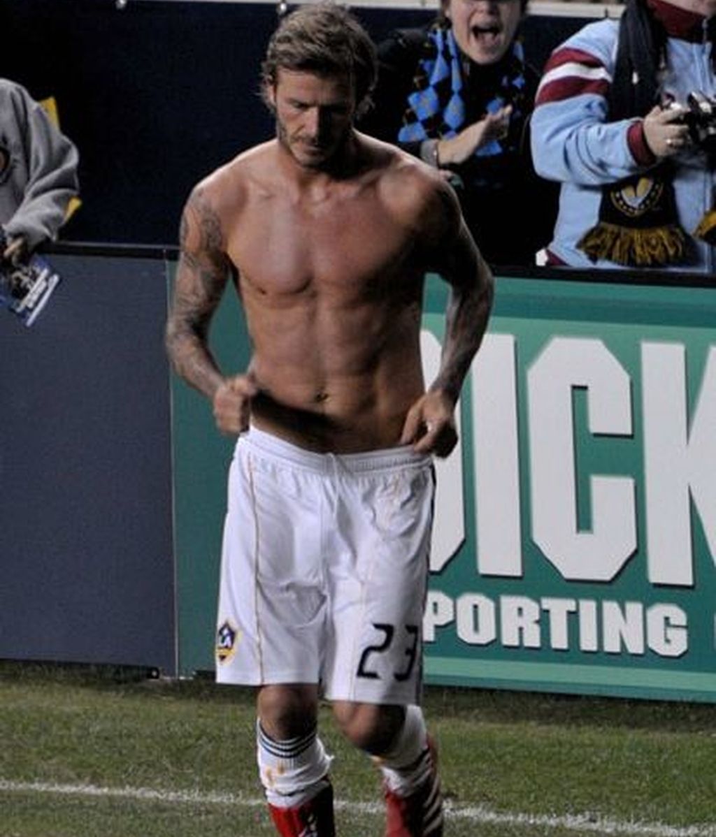 David Beckham, a pecho descubierto