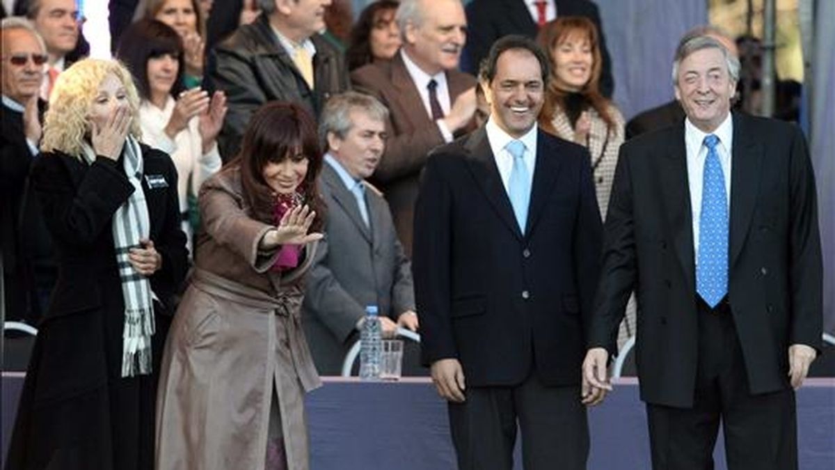 De izquierda a derecha, la candidata a diputada nacional Nacha Guevara; Cristina Fernández; el gobernador de la provincia de Buenos Aires, Daniel Scioli; y el ex presidente Néstor Krichner participan en un acto proselitista en la localidad La Matanza. EFE