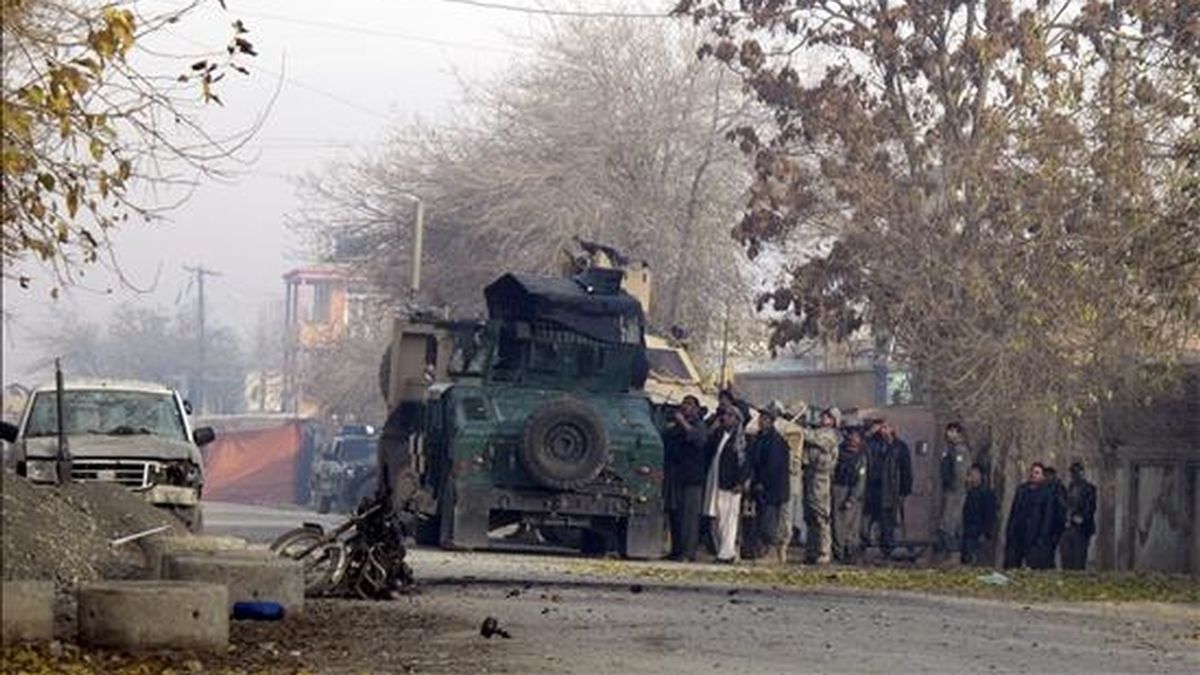Varios soldados afganos inspeccionan el lugar en el que se produjo un atentado suicida en una base militar afgana en Kunduz, norte de Afganistán, el pasado 19 de diciembre. En el ataque murieron tres soldados y dos policías, según fuentes policiales. EFE/Archivo Varios soldados afganos inspeccionan el lugar en el que se produjo un atentado suicida en una base militar afgana en Kunduz, norte de Afganistán, el pasado 19 de diciembre. En el ataque murieron tres soldados y dos policías, según fuentes policiales. EFE/Archivo
