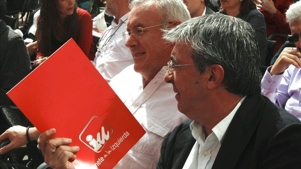 El coordinador general de IU, Cayo Lara (i), durante la firma pública de un compromiso ético por la regeneración democrática, por el que los candidatos de esa fuerza que sean elegidos en los comicios del 22 de mayo dejarán su cargo si son imputados por algún delito de corrupción, sin esperar a ser condenados. EFE