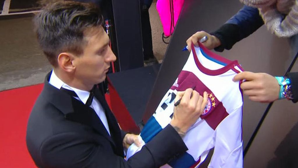 El lío de las camisetas: Eto'o firmando una del Madrid, Ramos una del Bayern…