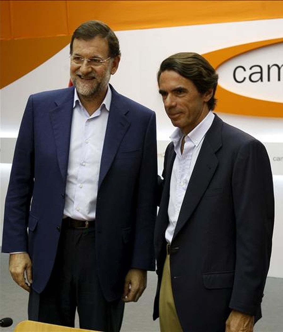 El presidente del Partido Popular, Mariano Rajoy (i), que intervino hoy en la clausura del campus de verano FAES, que tiene lugar en Navacerrada (Madrid), acompañado del ex presidente del Gobierno y el presidente de Honor del PP, José María Aznar. EFE