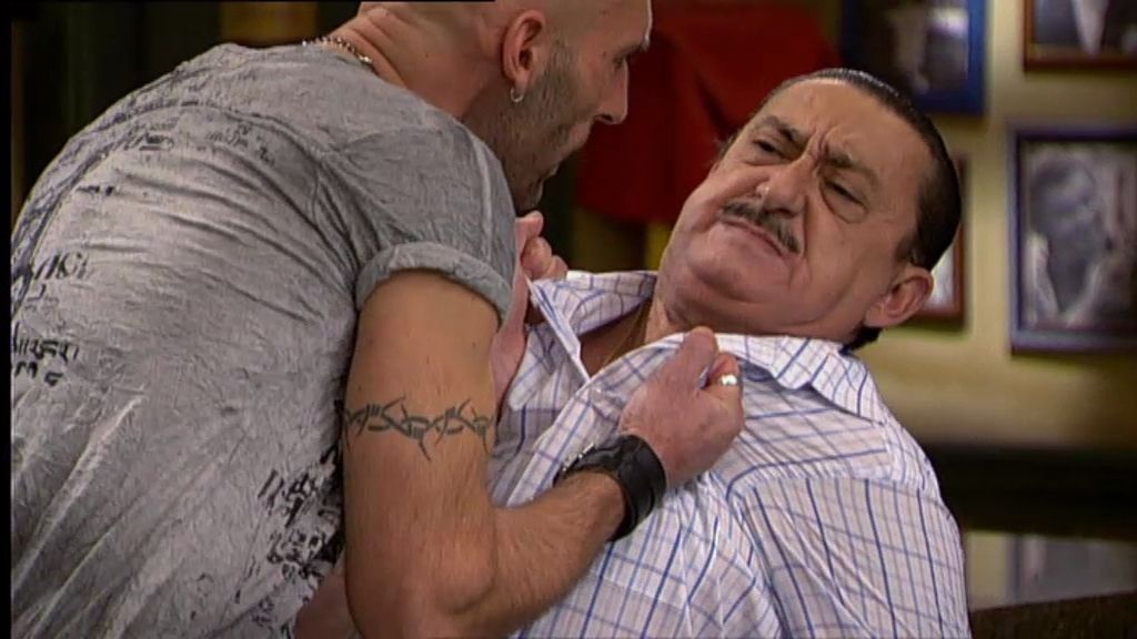 Entre el y Chema consiguen que se libren de su chulo