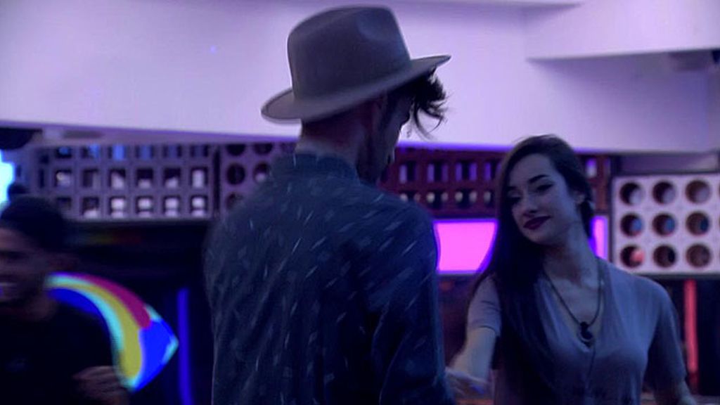 Miguel y Adara, del odio al baile sensual