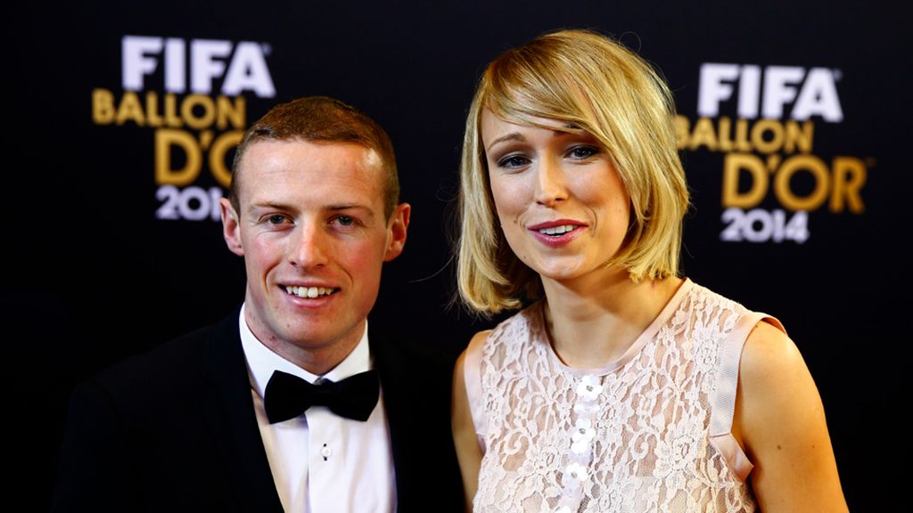 Stephanie Roche, nominada al Premio Puskas, con vestido rosa palo