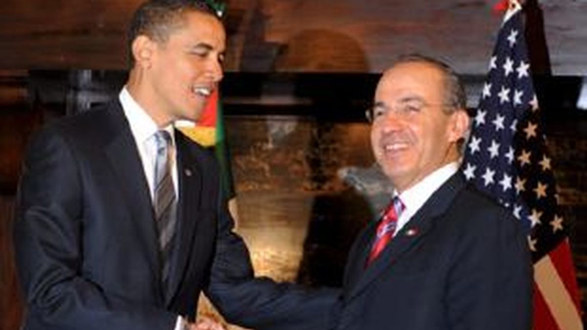 El presidente de México, Felipe Calderón (d), saluda al presidente electo estadounidense, Barack Obama, durante su encuentro en Washington. Foto: EFE