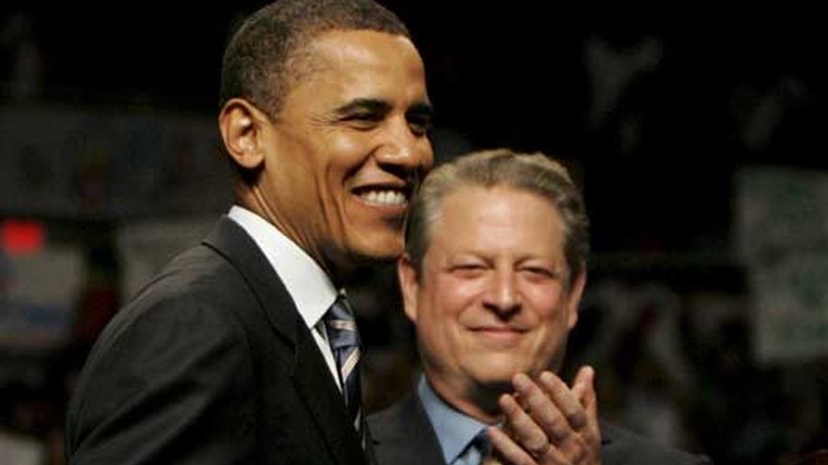 El senador estadounidense y candidato demócrata Barack Obama (c) en un evento político en Michigan en donde recibió el apoyo del vicepresidente Al Gore (d). Foto: EFE