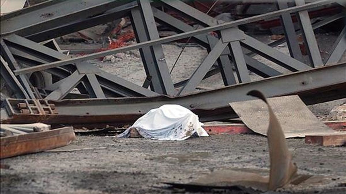 Uno de los fallecidos en el accidente que se produjo en 2005 tras derrumbarse una plataforma en las obras de la Autovía del Mediterráneo, en la zona de Torrecuevas, a unos tres kilómetros de Almuñécar (Granada). EFE/Archivo