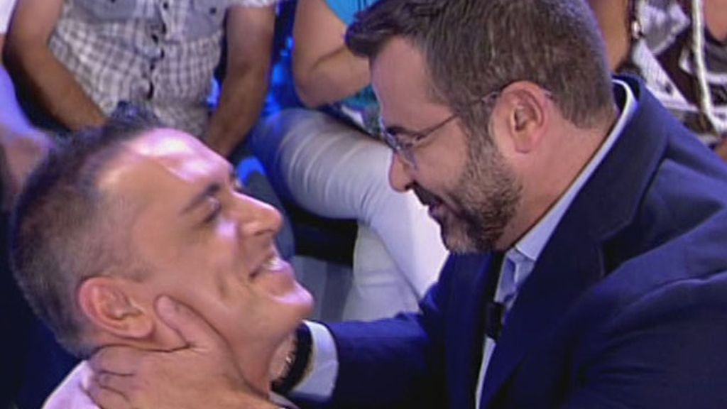J.J. besa a Kiko Hernández...