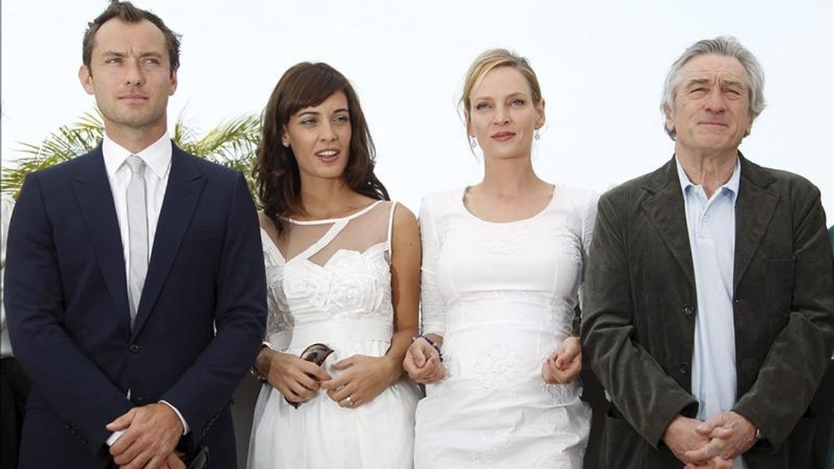 El actor británico Jude Law, la actriz argentina Martina Gusman, la actriz estadounidense Uma Thurman y el actor estadounidense y presidente del jurado, Robert de Niro, posan durante el pase gráfico de los miembros del jurado en la 64ª edición del Festival de Cine de Cannes. EFE