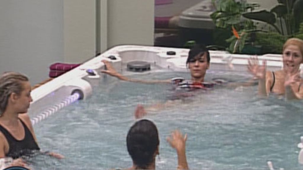 Las chicas estrenan el jacuzzi de GH12