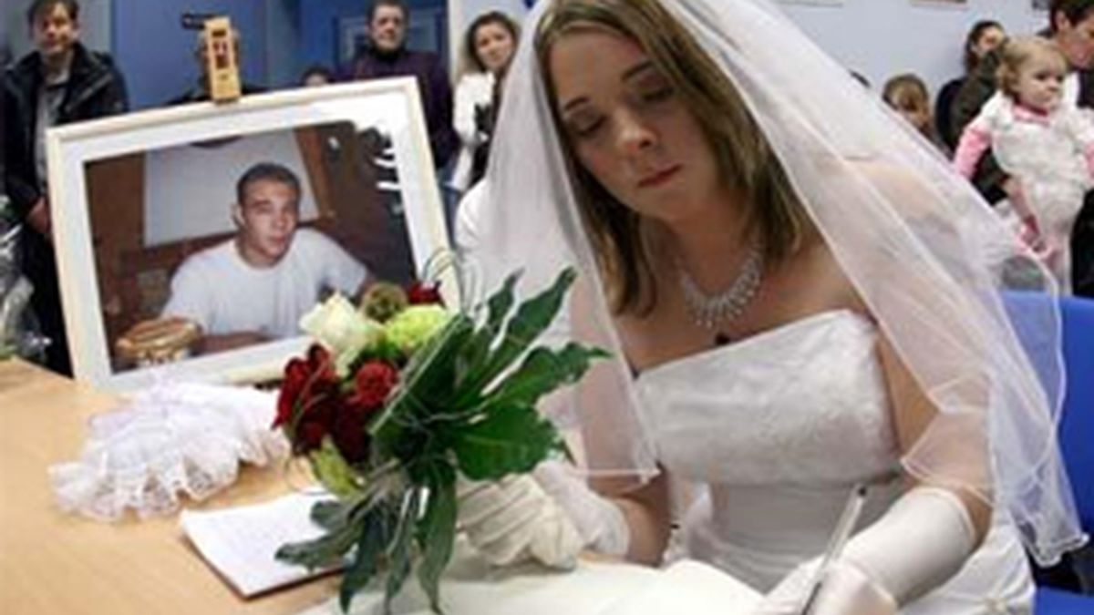 Magali ofició su 'boda postmortem' junto al retrato de su novio fallecido. Foto:Photoshot