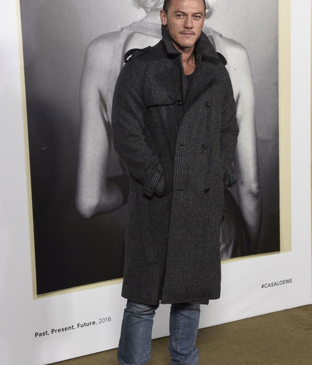 Luke Evans: 'casual' con vaquero y abrigo estilo gabardina
