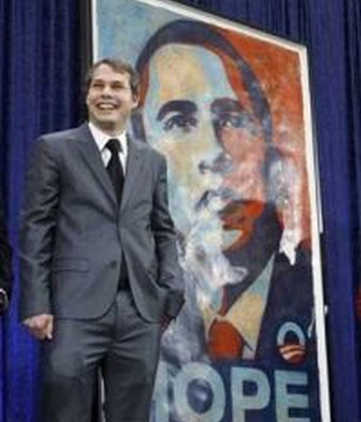 Shepard Fairey posa junto a su retrato de Obama en la National Portrait Gallery de Washington. Foto: AP