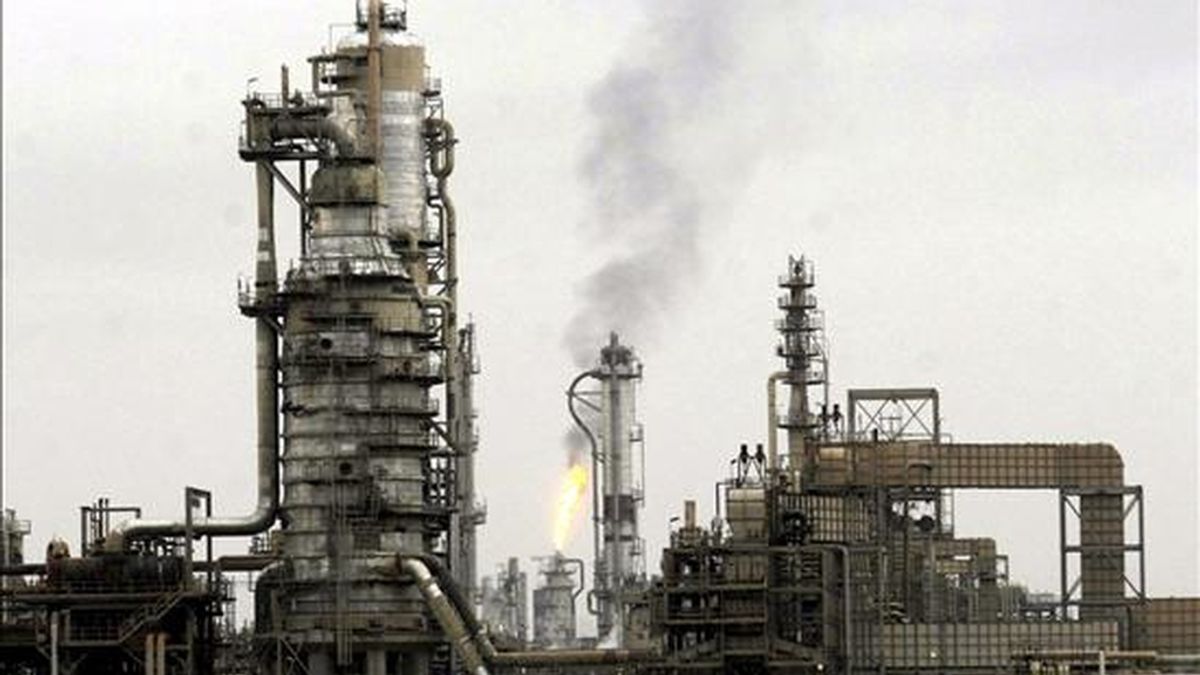 En la imagen, la refinería de Baiji a unos 180 km de Bagdad en Irak el 29 de diciembre de 2009. EFE/Archivo