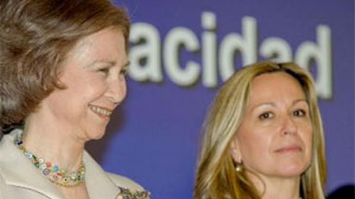 La reina Sofía, junto a la ministra de Sanidad, Trinidad Jiménez, esta mañana en el Hospital de Parapléjicos de Toledo. Foto: EFE.