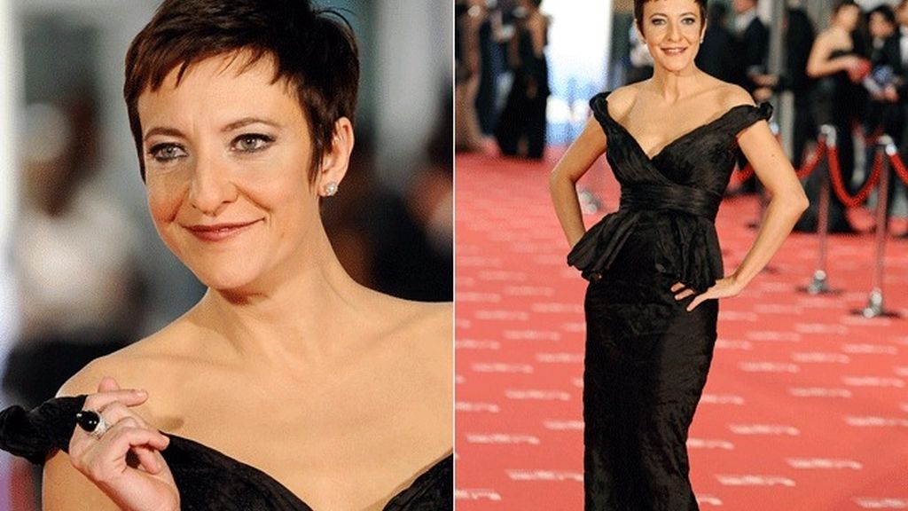 Eva Hache llegó a la gala con un vestido negro de Hannibal Laguna