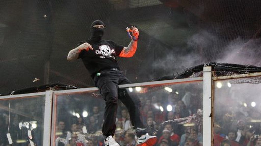 Los ultras serbios revientan el Italia-Serbia y destrozan Génova