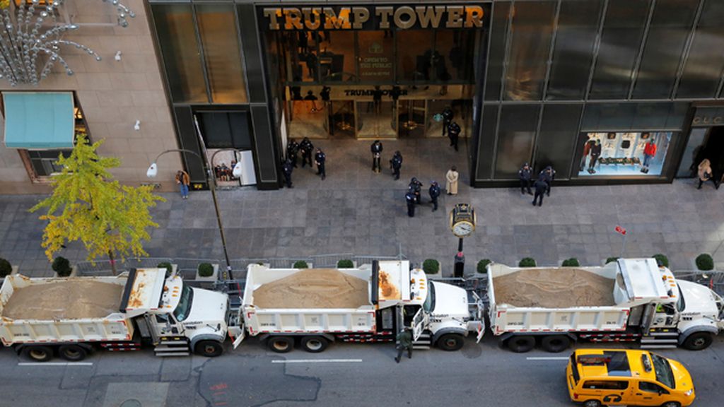 La Trump Tower, protegida por una barricada de camiones cargados de arena