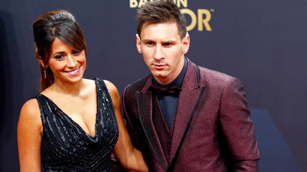 Antonella Roccuzzo, mujer de Messi, con un diseño con pedrería y escote de Rosa Clará