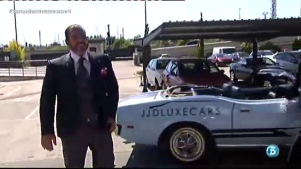 Su llegada, en un descapotable