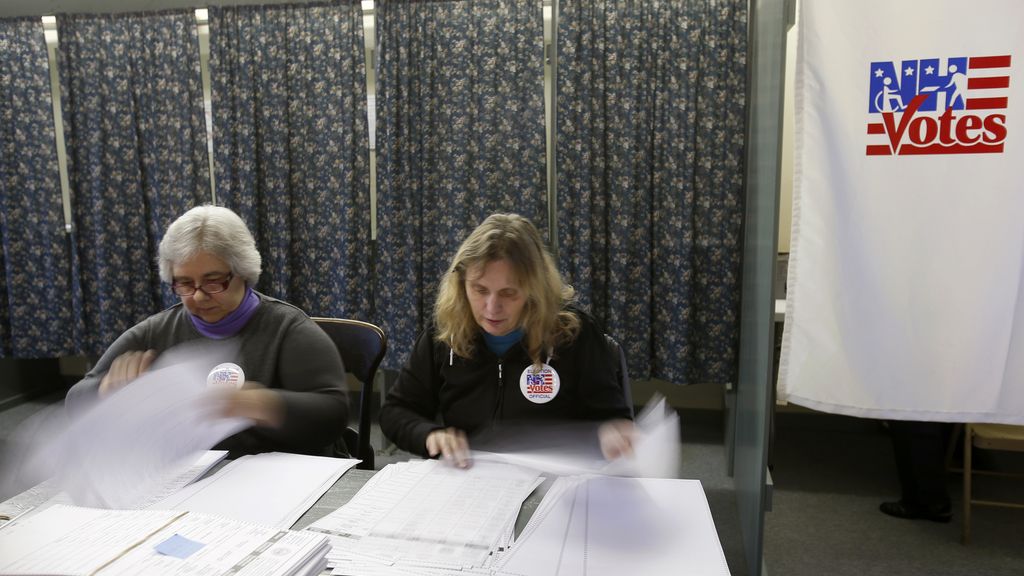 Los vocales de la mesa electoral comprueban las papeletas en New Hampshire