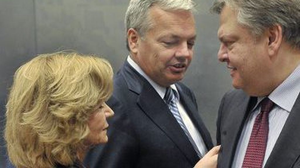 Elena Salgado, el ministro de finanzas de Bélgica, Didier Reynders y el ministro de finanzas de Grecia, Evangelos Venizelos. Foto: EFE. Elena Salgado, el ministro de finanzas de Bélgica, Didier Reynders y el ministro de finanzas de Grecia, Evangelos Venizelos. Foto: EFE.
