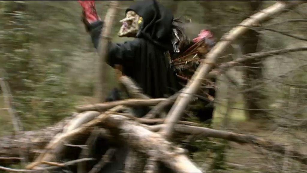 Chema se disfraza de monstruo para asustar a Luisma y a Machu