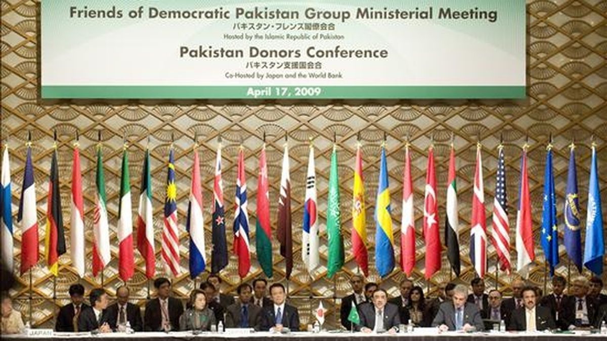 El presidente de Pakistán, Asif Ali Zardari (c-d), da un discurso durante el encuentro del grupo ministerial de amigos de Pakistán hoy, 17 de abril, en Tokio (Japón). A su derecha están los representantes de la delegación paquistaní y a la izquierda la delegación japonesa. Los donantes han comprometido 5.000 millones de dólares. EFE