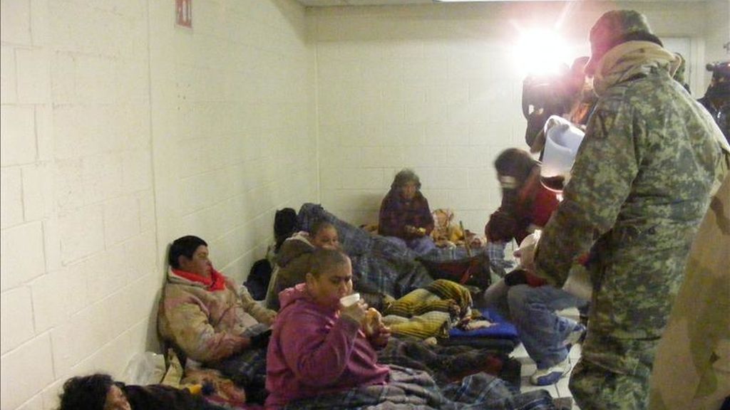 Soldados del Ejército mexicano, proporcionan hoy, viernes 4 de febrero de 2011, bebidas calientes en un albergue de Ciudad Juárez del estado mexicano de Chihuahua, a varias personas sin hogar. El temporal de frío impulsado por una masa ártica que afecta a varios estados de México aumentó su saldo fatal a cinco víctimas en la semana, con tres registrados en las últimas horas en el estado de Chihuahua, informaron fuentes estatales. EFE Soldados del Ejército mexicano, proporcionan hoy, viernes 4 de febrero de 2011, bebidas calientes en un albergue de Ciudad Juárez del estado mexicano de Chihuahua, a varias personas sin hogar. El temporal de frío impulsado por una masa ártica que afecta a varios estados de México aumentó su saldo fatal a cinco víctimas en la semana, con tres registrados en las últimas horas en el estado de Chihuahua, informaron fuentes estatales. EFE