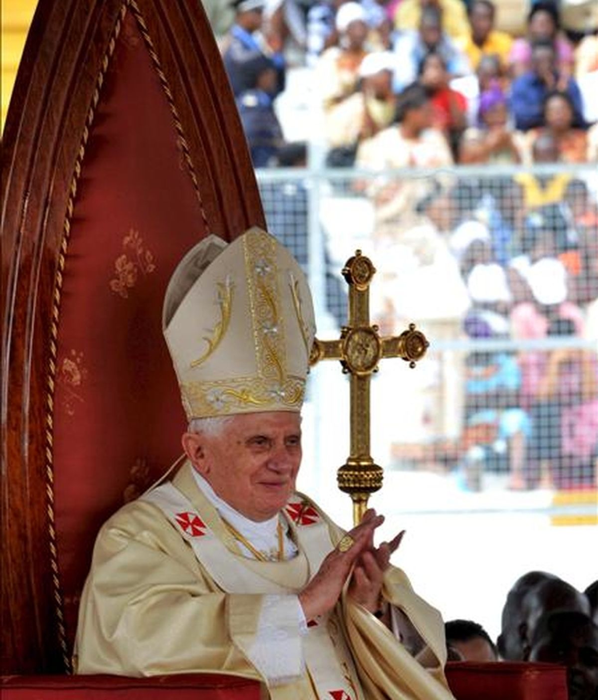 El Papa Benedicto XVI durante la misa por la festividad de San José celebrada ante más de 60 mil fieles africanos en el estadio "Amadou Ahidjo", en Yaundé (Camerún) el pasado 19 de marzo. En Camerún, el Papa afirmó que el sida no se combate "con la distribución de preservativos que, al contrario, aumentan el problema". EFE/Archivo