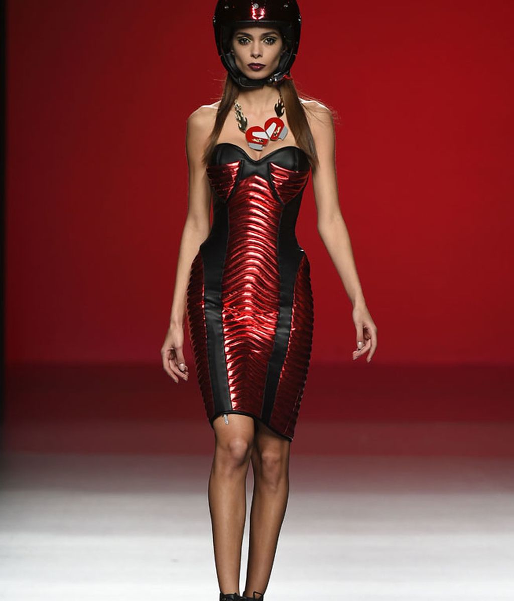 Las moteras más sexies se suben a la pasarela