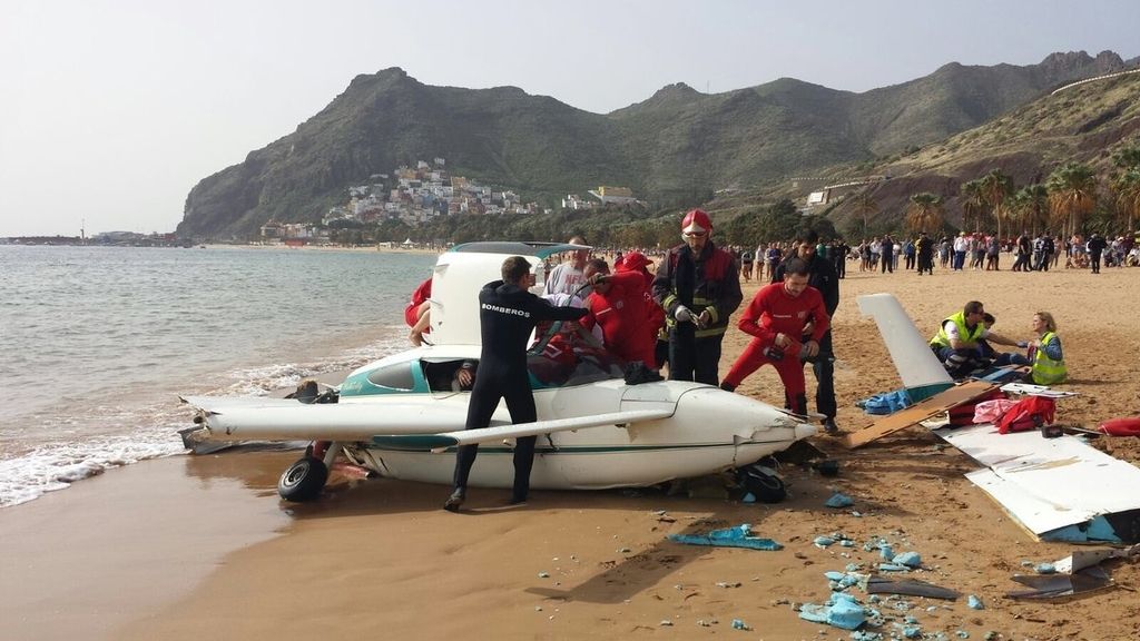 Una avioneta realiza un aterrizaje de emergencia en la playa de Las Teresitas (Tenerife)