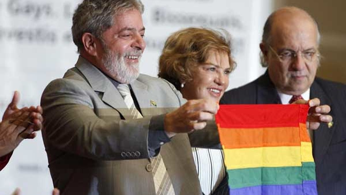Lula da Silva levantó la bandera del arco iris durante la apertura de la I Conferencia Nacional sobre Homosexuales, Lesbianas, Bisexuales, Travestidos y Transexuales. FOTO: AP