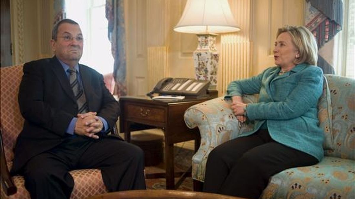 La secretaria de Estado estadounidense, Hillary Clinton (d), conversa con el ministro de Defensa israelí, Ehud Barak (i), durante el encuentro que mantuvieron este lunes en el departamento de estado en Washington DC, Estados Unidos. EFE